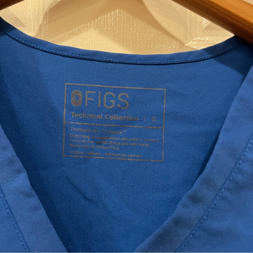 Figs Scrub Set Royal Blue Women’s Casma Three Pocket Top Kade Cargo Scrub Pants - Picture 3 of 8